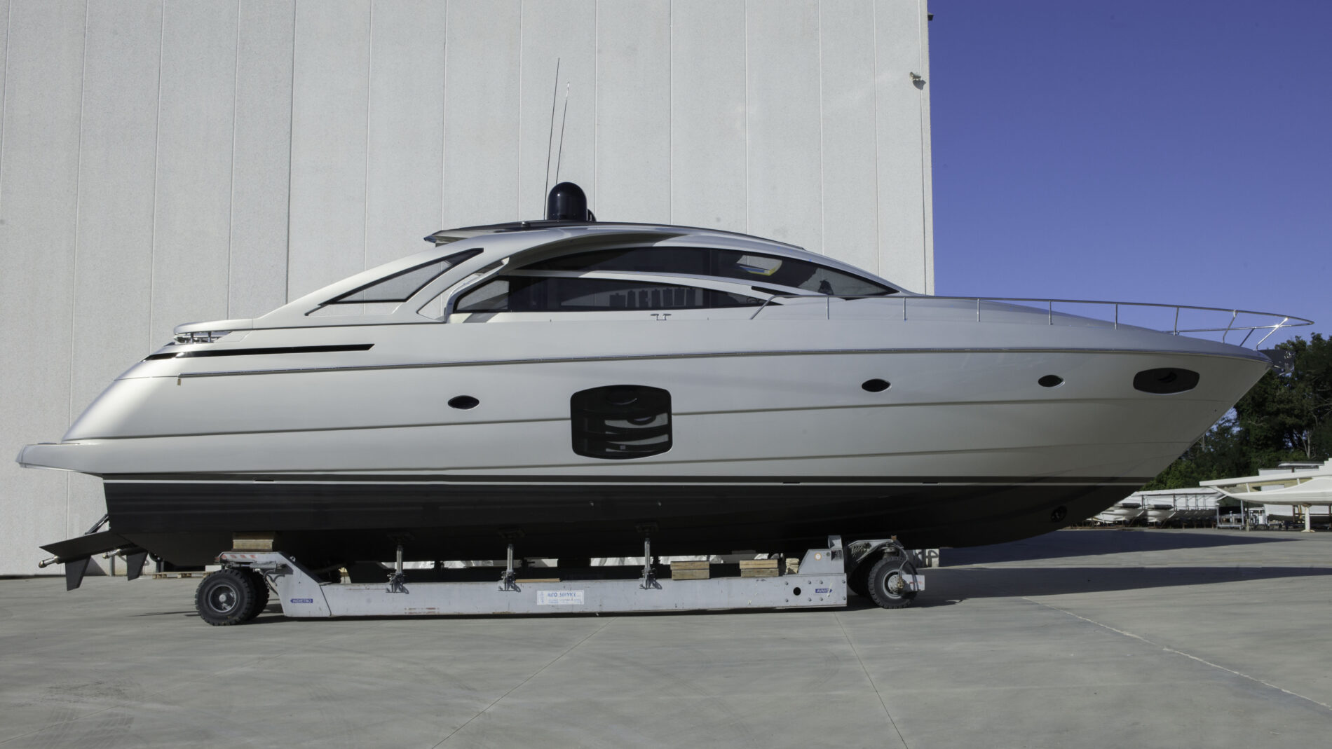 Pershing 70#1_launch_1