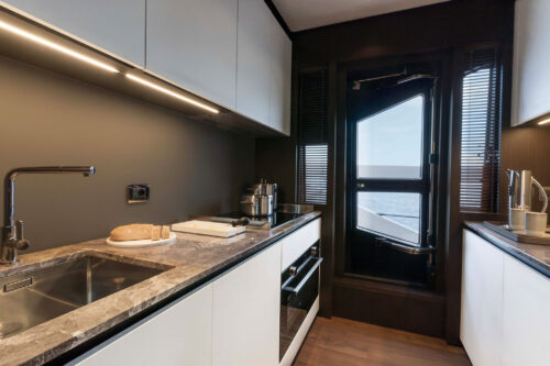 FerrettiYachts860NewClassic_0007_61256