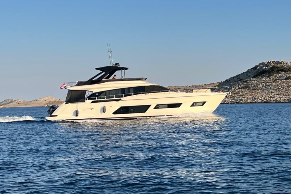 Ferretti Yachts 670 “POSH” - In primo piano 