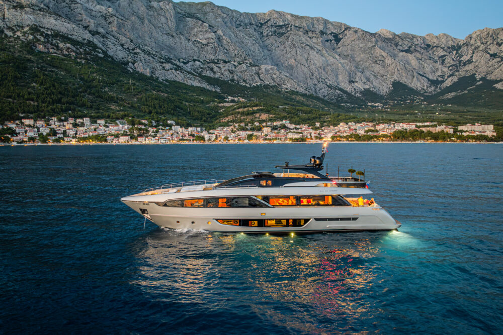 Riva 100 Corsaro „NO STRESS 888“ - Představovat 