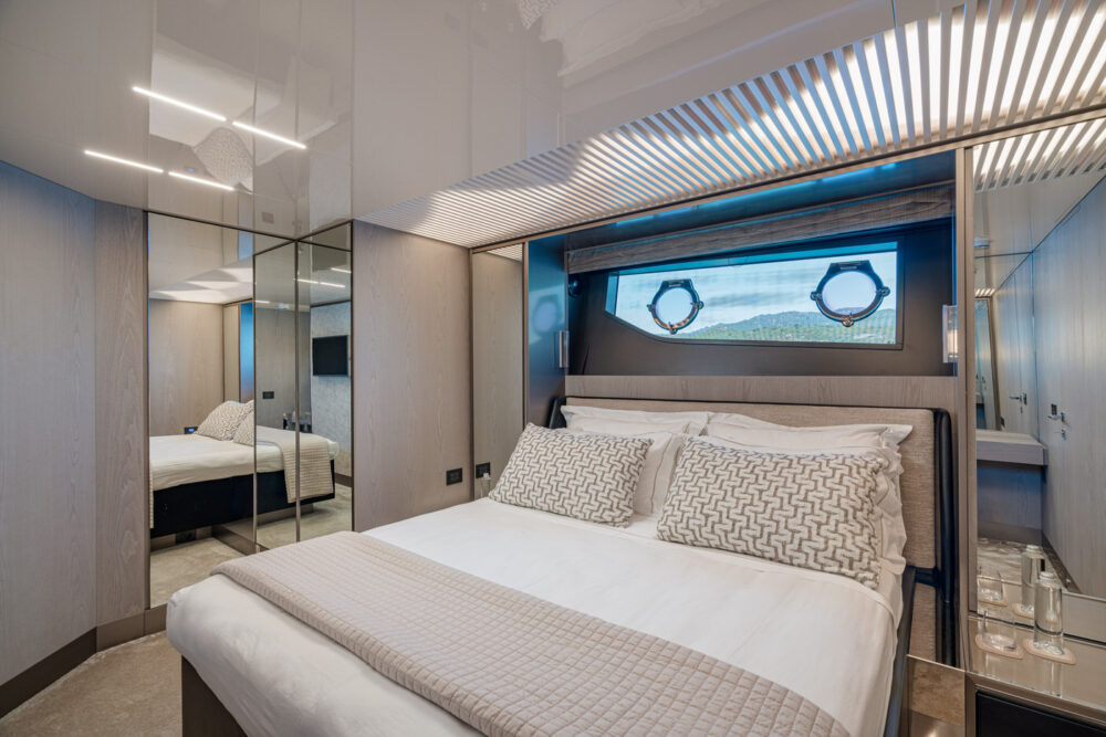Ferretti Yachts 850 “E3” - In primo piano 