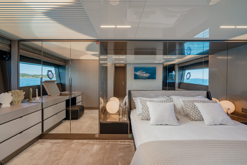 Ferretti Yachts 850 “E3” - In primo piano 