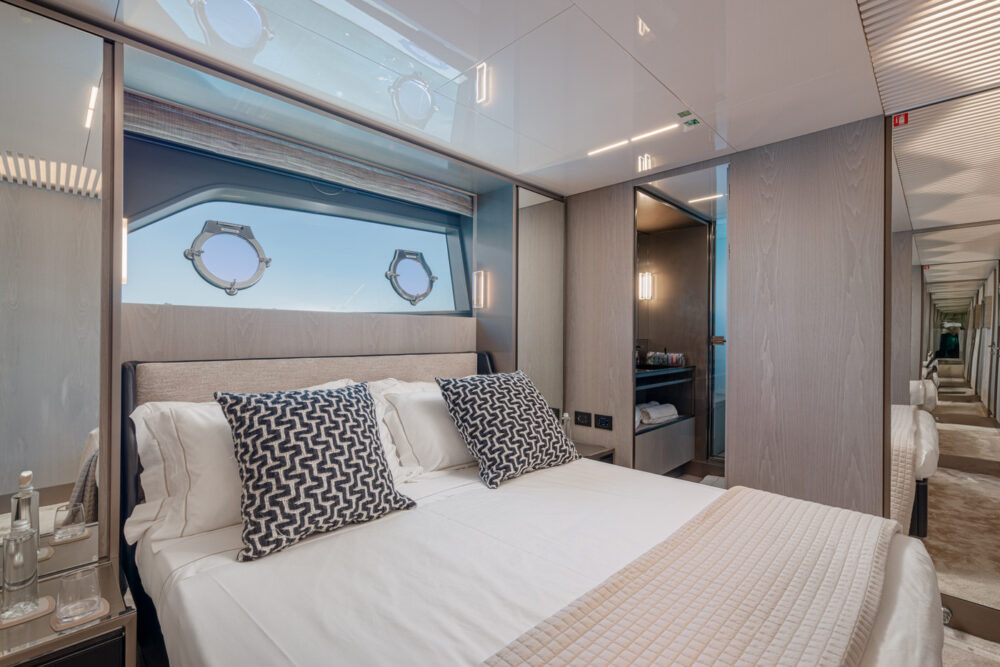 Ferretti Yachts 850 “E3” - In primo piano 