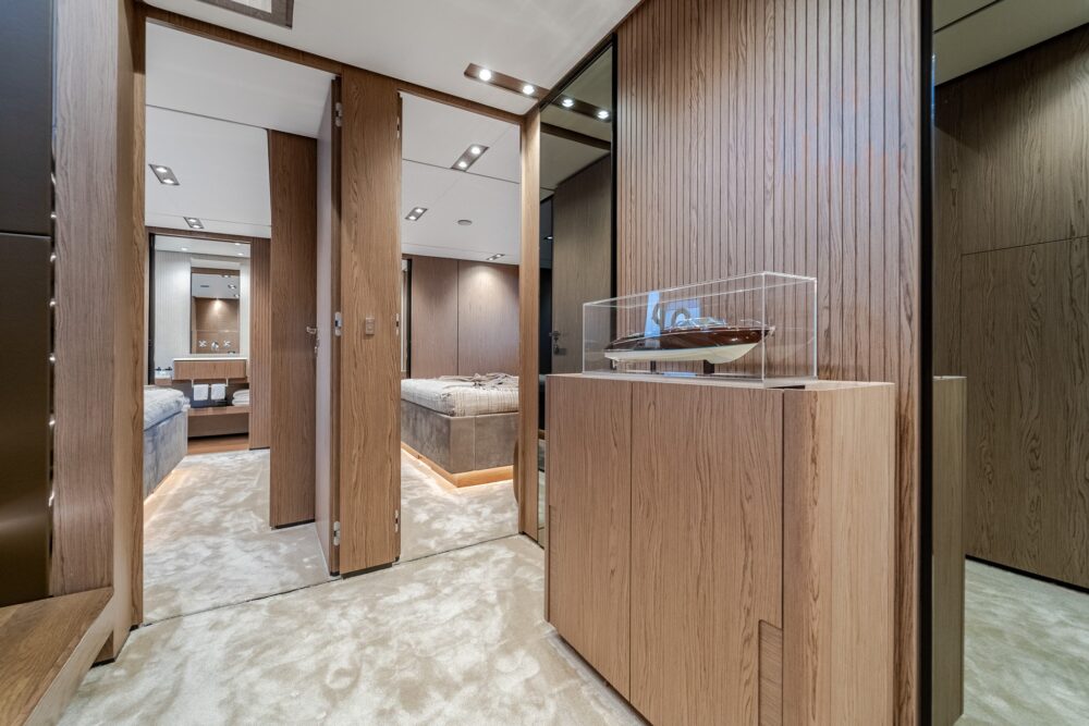 Ferretti Yachts 1000 „ISOTTA” - Wnętrze  Ferretti Yachts 1000 „ISOTTA” - Wnętrze